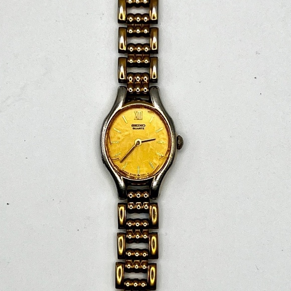 Vintage Seiko Petite Gold tone Oval Ladies Watch Working. main image 4